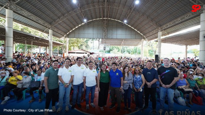 Las Piñas, Malabon Distribute Christmas Gifts to Residents