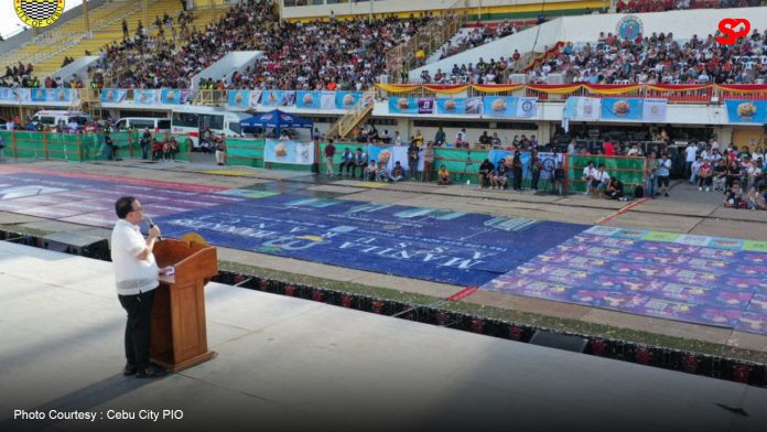 Mayor Garcia awards outstanding performers at the 2025 Sinulog Grand Parade